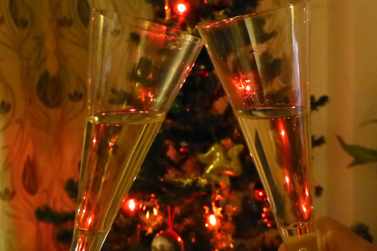 Geheven glazen bij een feestelijk samenzijn